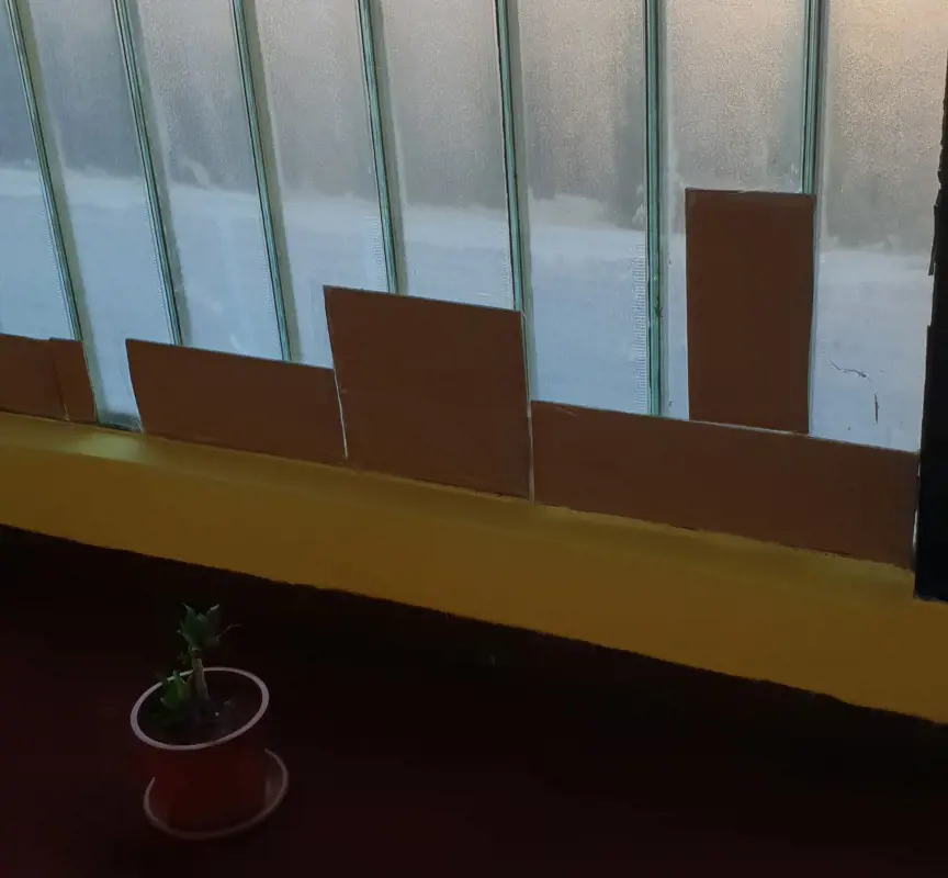Kartonpapírral fedték be egy veszprémi bölcsőde sérült ablakait