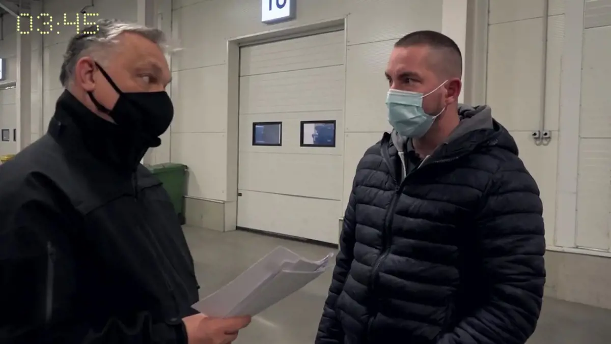 Orbán Viktor a nyulakkal kelt, nem kellett neki sofőr, és 2 perc alatt átnézte a vakcinaraktárt