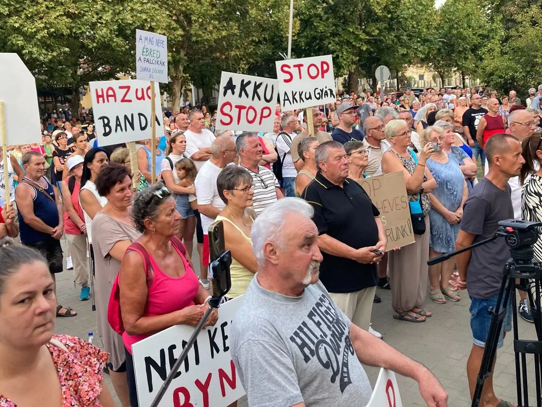 Kordonrángatás, dinnye- és tojásdobálás: egy hevesi fórum mérlege