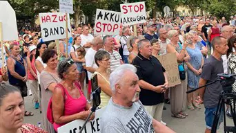 Kordonrángatás, dinnye- és tojásdobálás: egy hevesi fórum mérlege