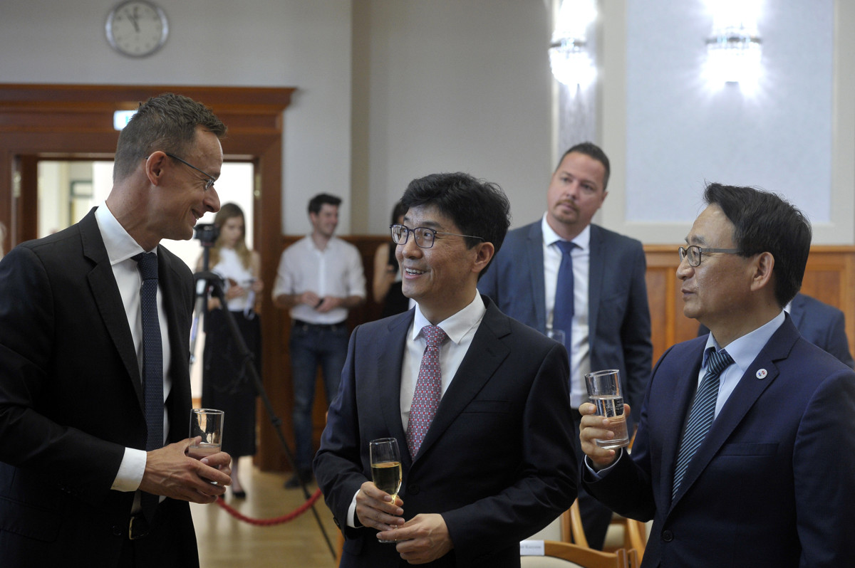 Sorra rúgja ki a vendégmunkásokat betanító magyarokat a dél-koreai akkuipari gyártó