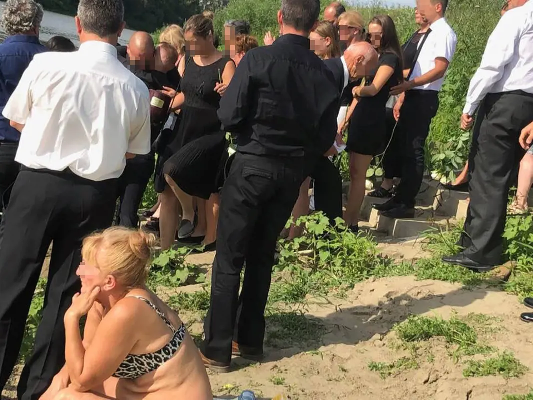Szándékosan egy gyászoló család mellett napozott egy elmeháborodott nő a Tiszánál