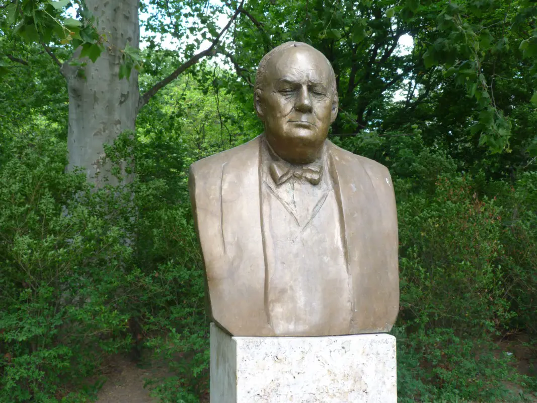 Egy idióta megrongálta Churchill budapesti szobrát