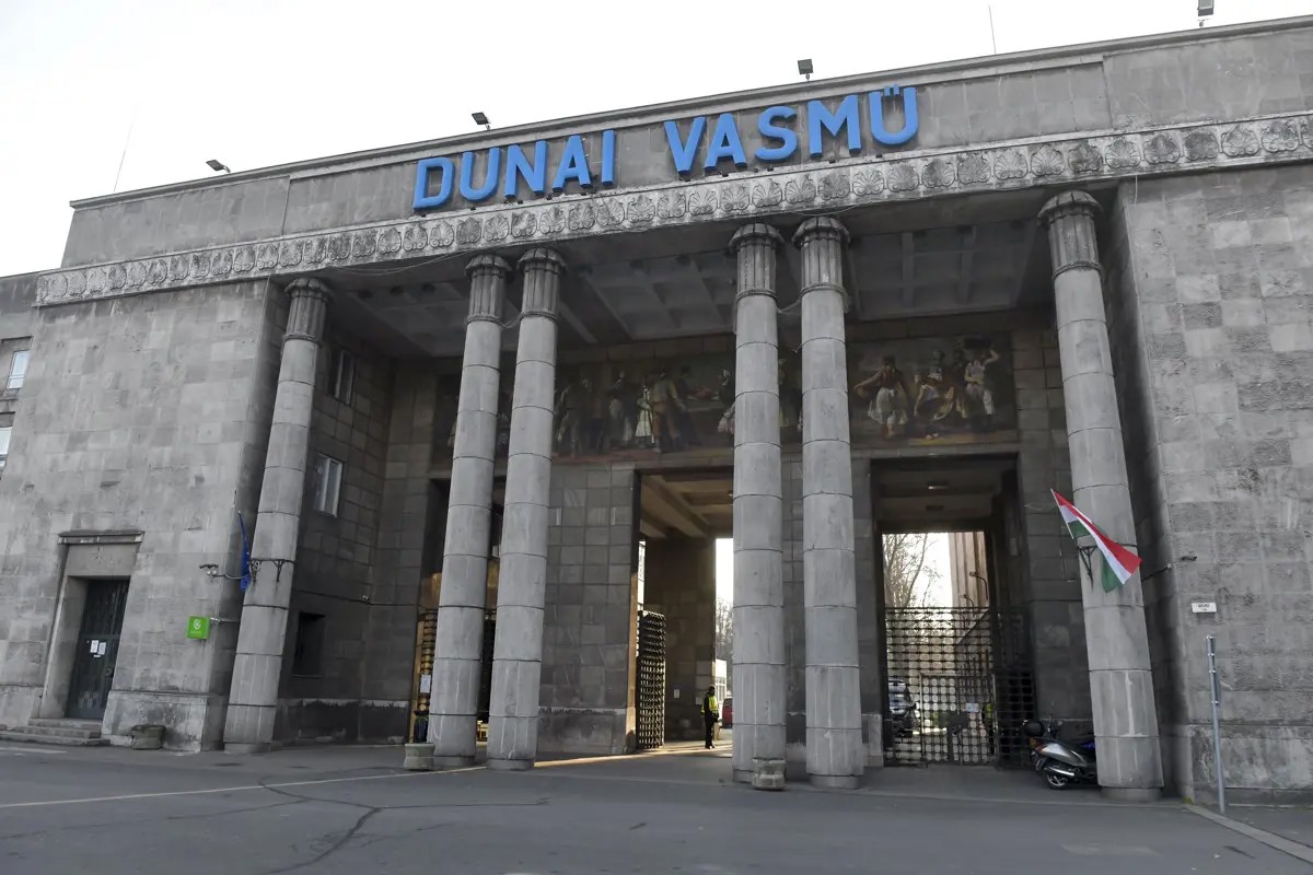 Tüntettek a dunaújvárosi Vasmű dolgozói reggel, mert nem kapták meg a bérüket