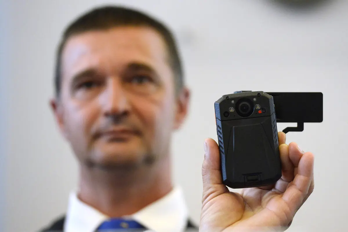 Végre: bevezeti a rendőrség a testkamerák használatát a sikeres tesztek után