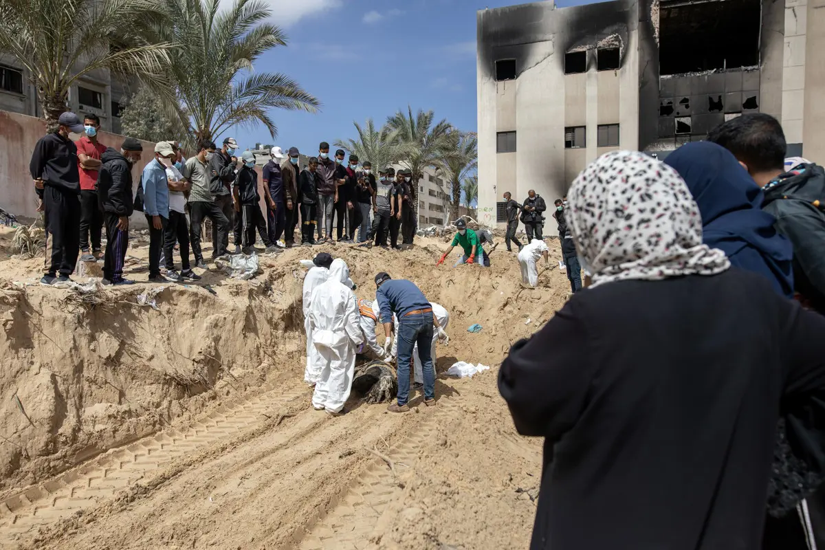 Az ENSZ-főbiztos megdöbbent a gázai kórházaknál talált tömegsírok ügyében