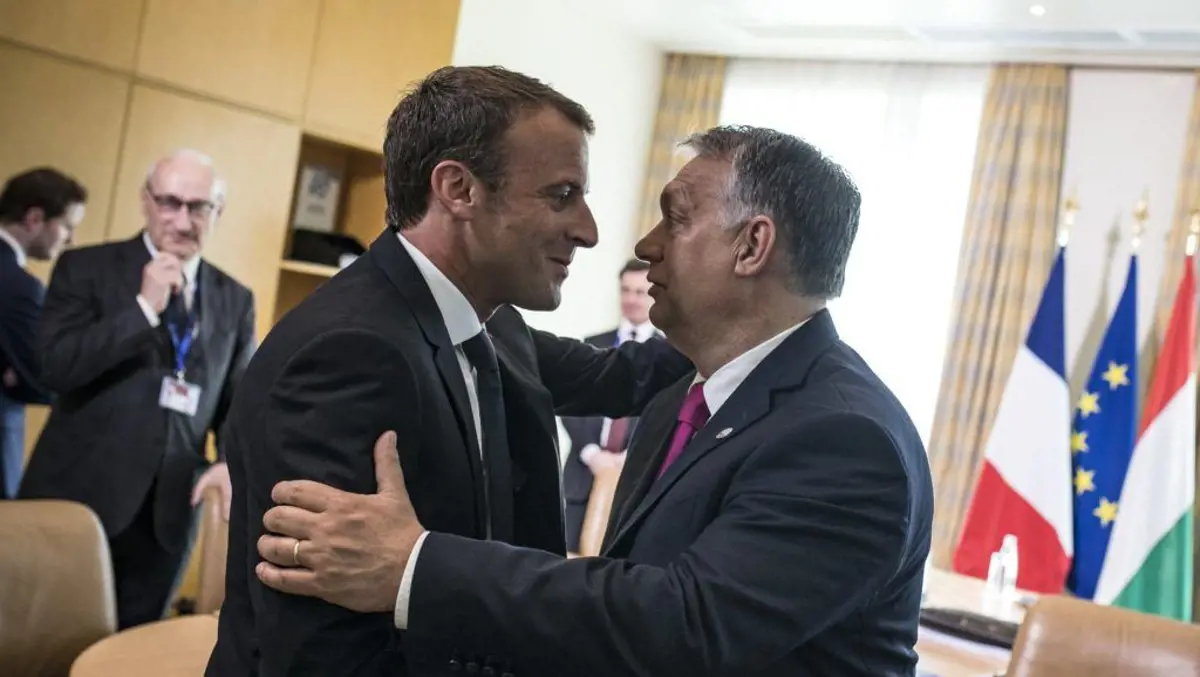 Macron ebédelni hívja Orbánékat, hogy kilőjék Webert
