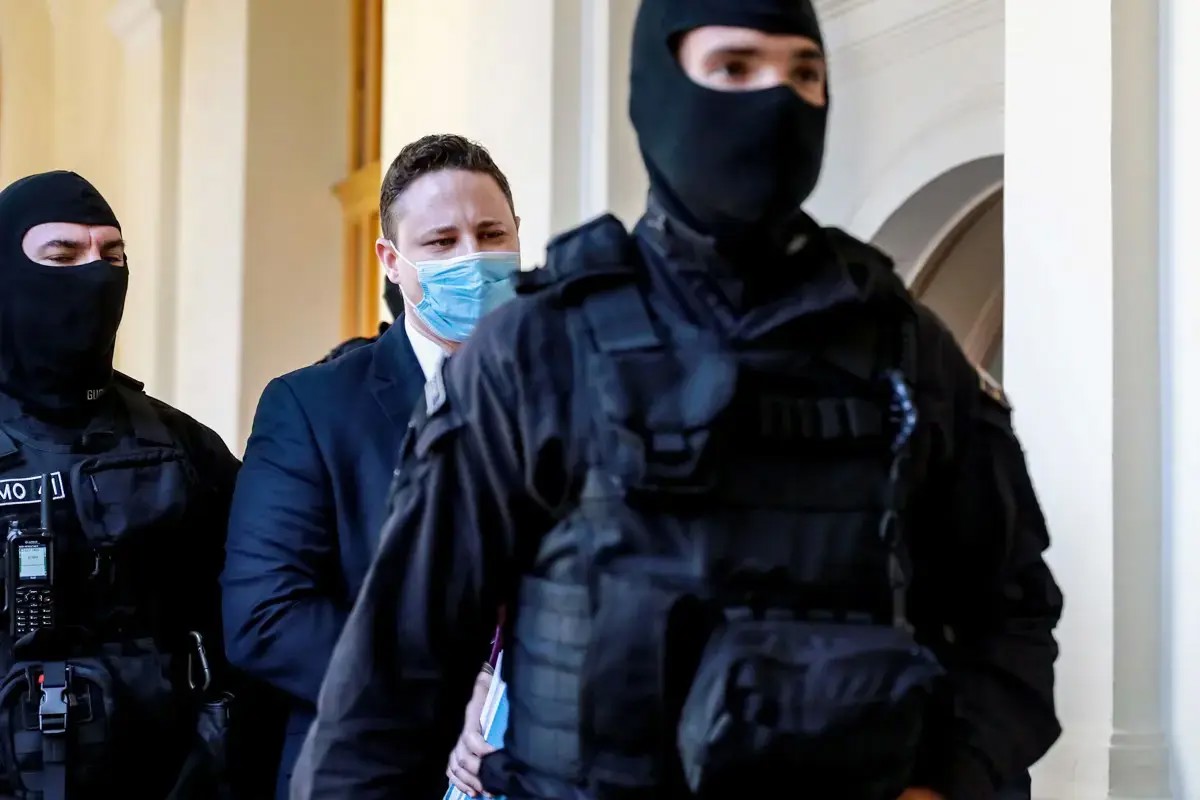 Schadlt nem hatja meg, hogy akár börtönbe is kerülhet, így is új üzletbe vágott