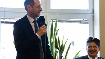 Rutinos róka figyelné árgus szemekkel Varga Mihály minden lépését