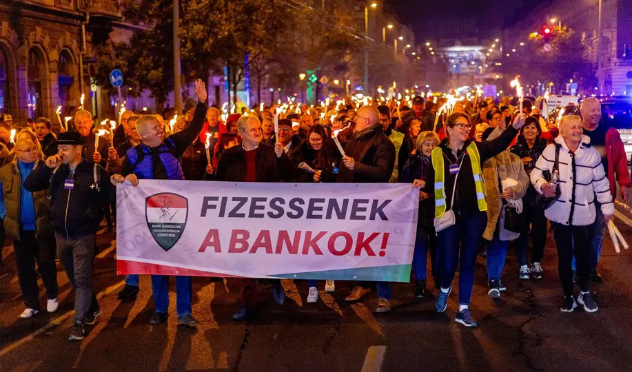 Lángolt a Bank Center előtti tér a devizakárosultak fáklyáitól