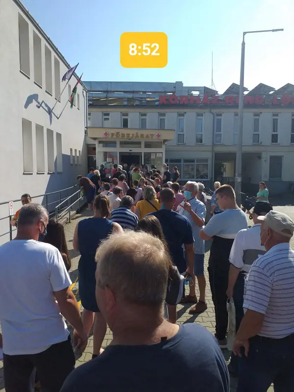 40 fokos melegben várakoztatták a betegeket a berettyóújfalui kórház előtt