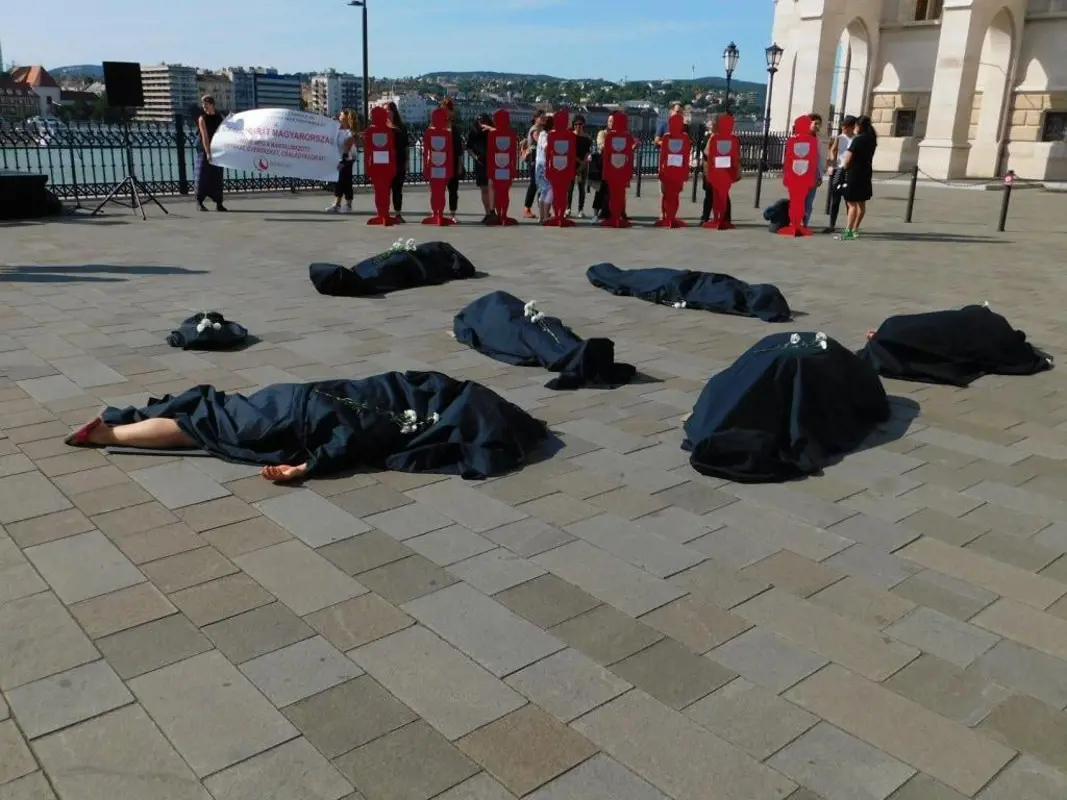 A megölt nők már nem fognak szülni – tüntetés a parlament előtt