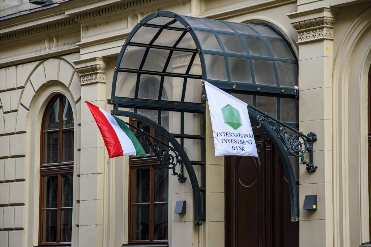 Utolsóként Magyarország is kilép a kémbank irányításából
