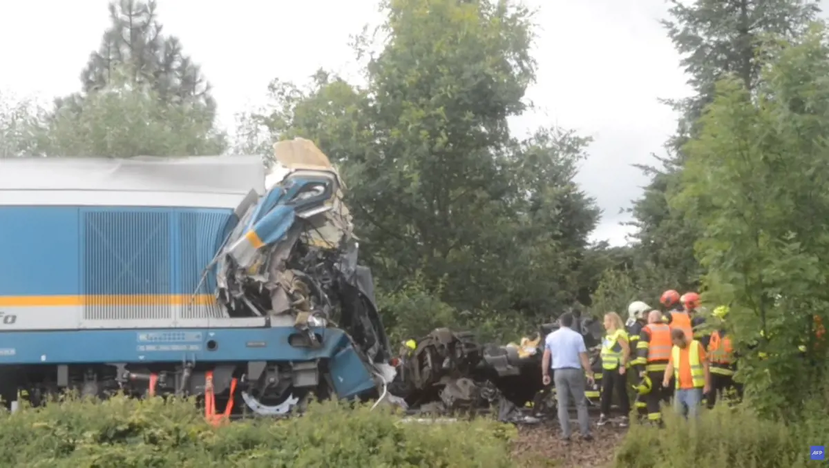 Frontálisan ütközött két vonat Csehországban, mindkét mozdonyvezető meghalt