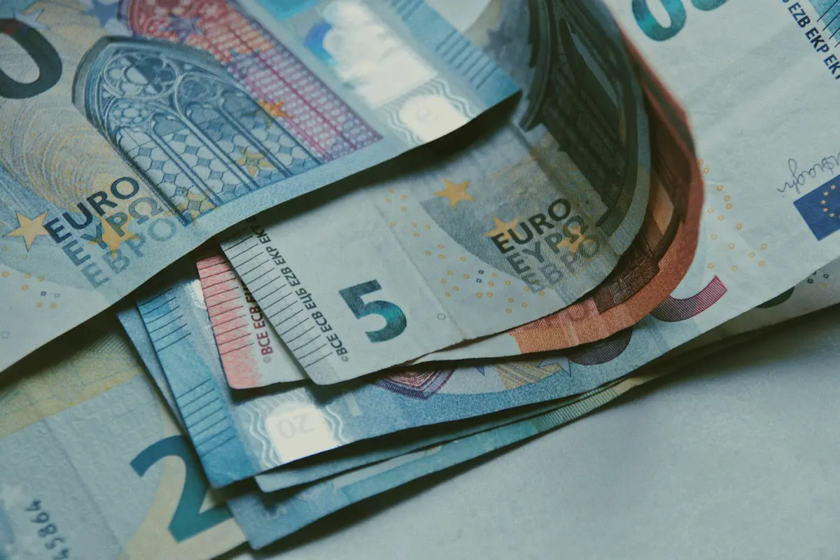 Csak euróval lehet fizetni Koszovóban februártól, a szerbek felháborodtak a döntés miatt