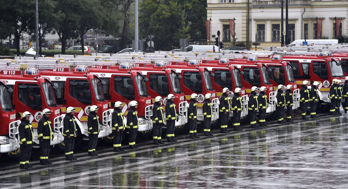 Takarítói fizetésért versenyeznek egymással a magyar és román tűzoltók, az osztrákokat meg sem közelítik