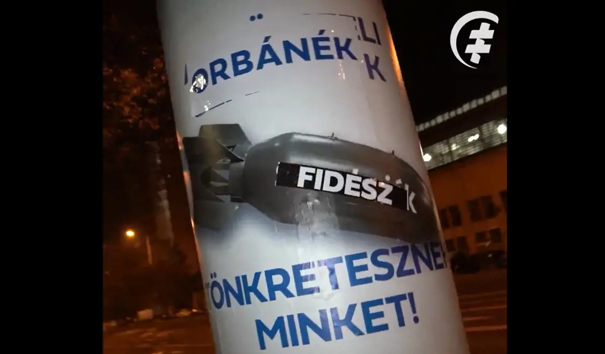 Videó: átragasztották a kormány bombás plakátjait az éjjel fiatal jobbikosok