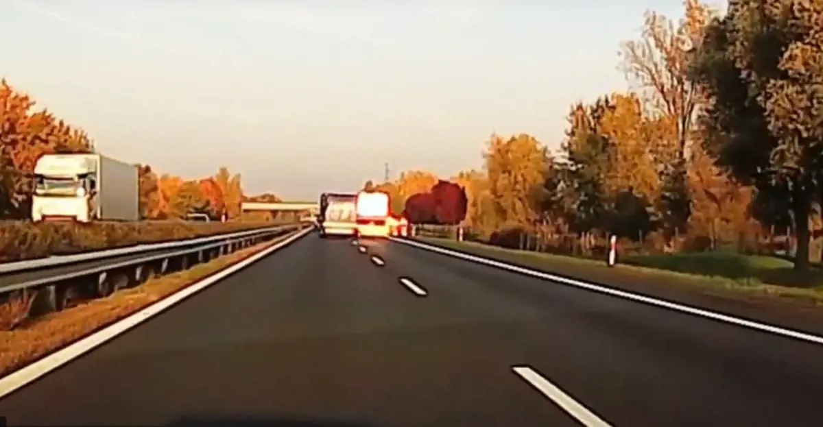 Nem az utat nézik: a bolgár kamionos előtt egy román teherautós is majdnem belement a Közút terelésébe