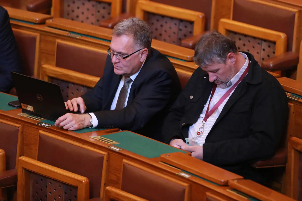 Furán viselkedett a parlamenti ülésteremben a korrupcióval vádolt fideszes Simonka