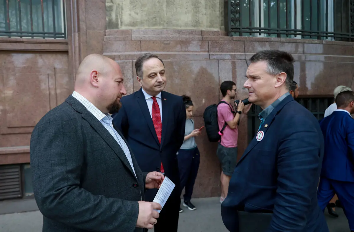 Jobbik-Konzervatívok: A státusztörvény jelen formájában elfogadhatatlan