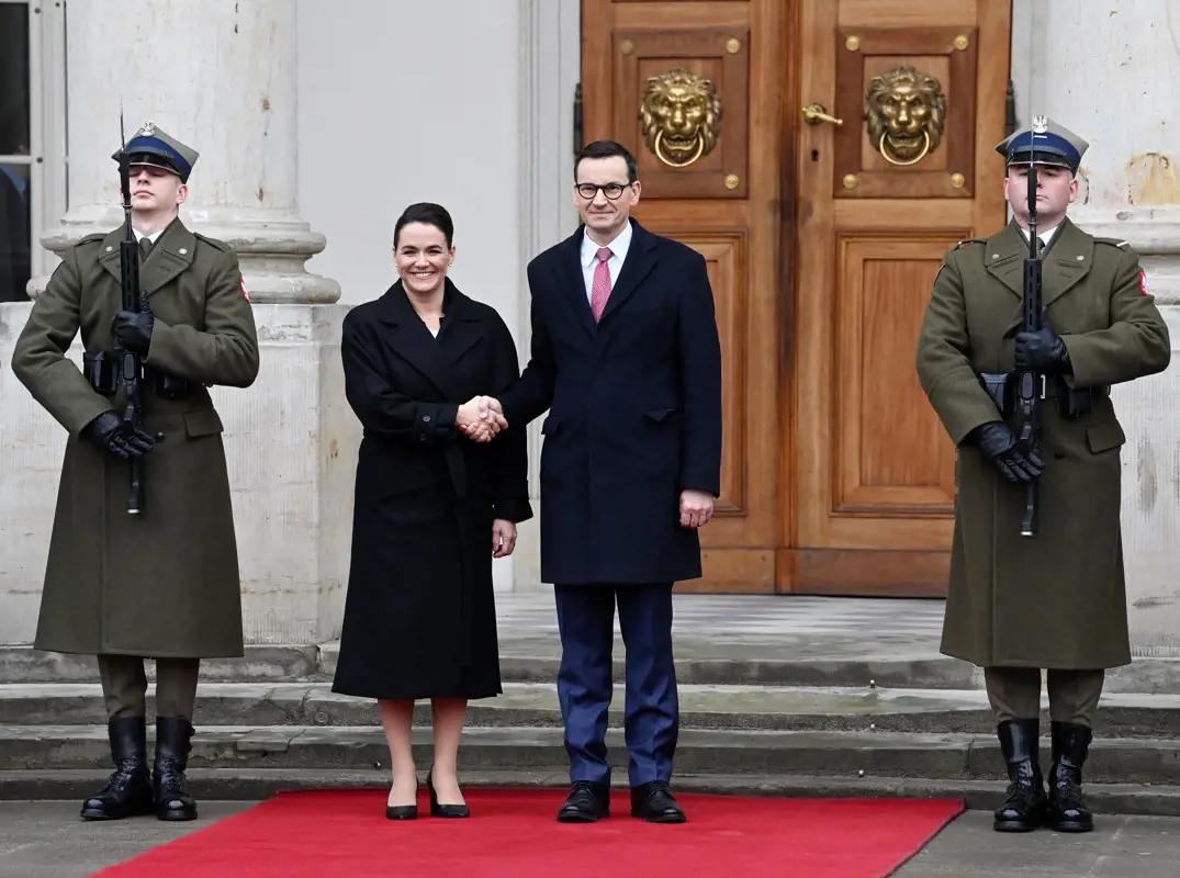 Katonai tiszteletadással fogadta Novák Katalint a lengyel miniszterelnök