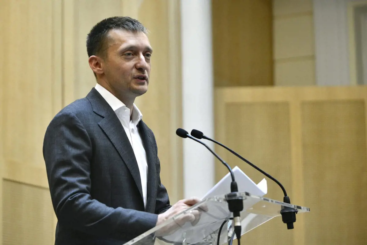 Kampánycélokat és pártdirektívákat határozott meg Rogán Antal a nagyköveteknek
