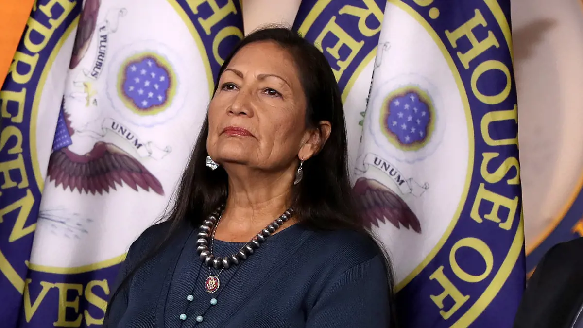 Deb Haaland személyében először lehet őslakos tagja az amerikai kormánynak