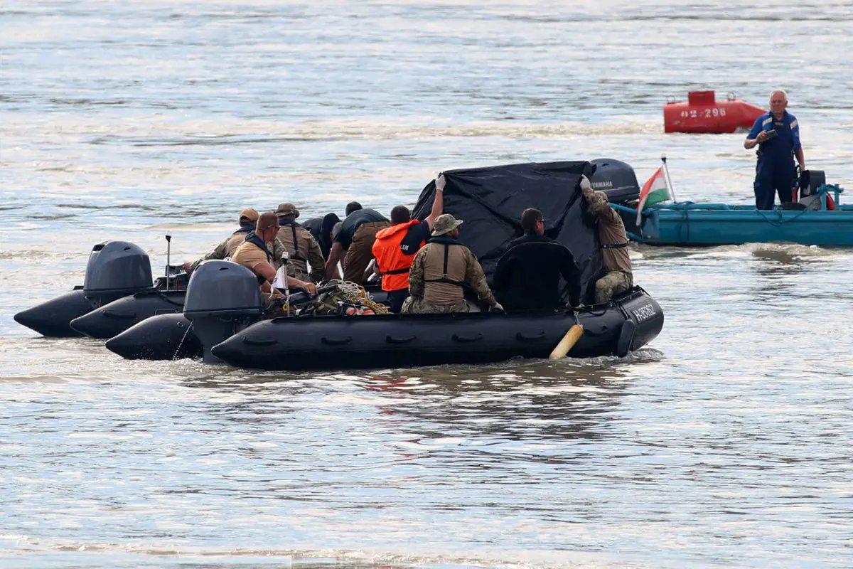 Egy holttestet már felhoztak - így zajlik a hajóroncs körüli mentés a Dunán