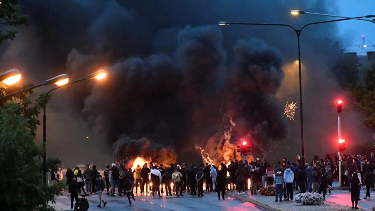 Szélsőjobboldali aktivisták felgyújtottak egy Koránt, zavargások törtek ki Malmőben