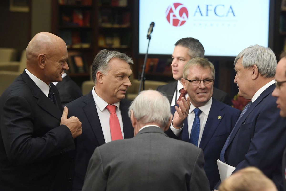 Luxusétterembe vonult tárgyalni Matolcsy György és Csányi Sándor