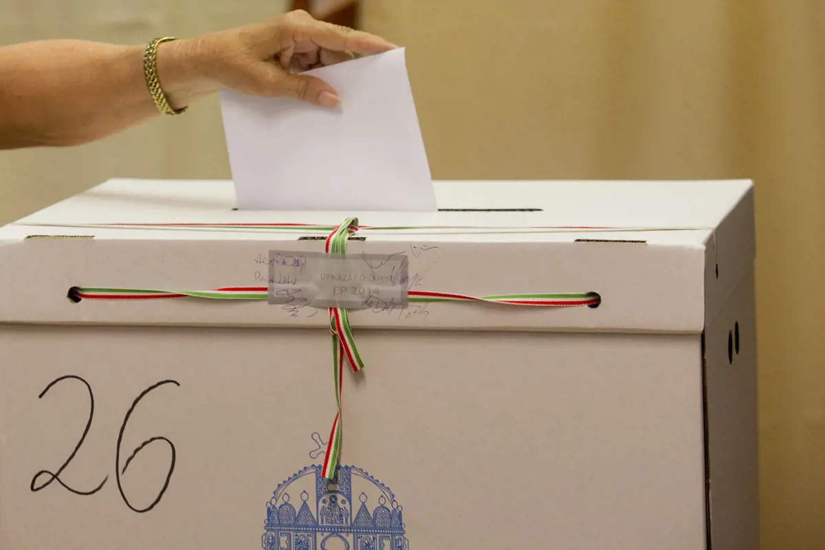 A Fidesz aláírásokkal segített be Egerben a "független" jelöltnek