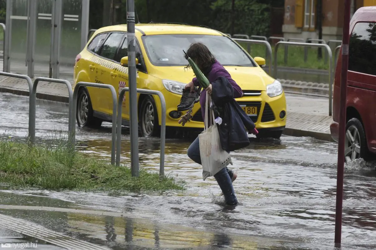 Özönvízszerű esőzés jöhet, vezessünk óvatosan