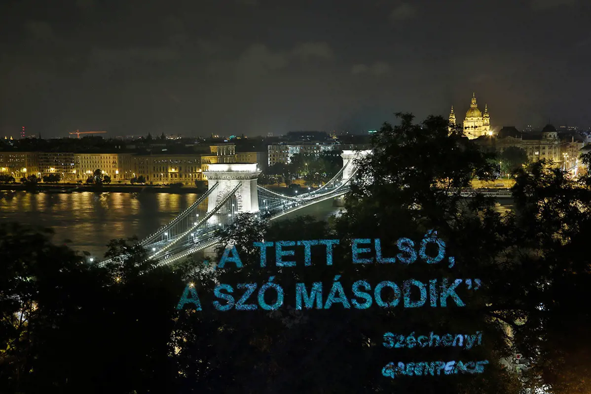 „A tett első, a szó második” – vetítette ki Széchenyi István szavait a Greenpeace Budapest fölé