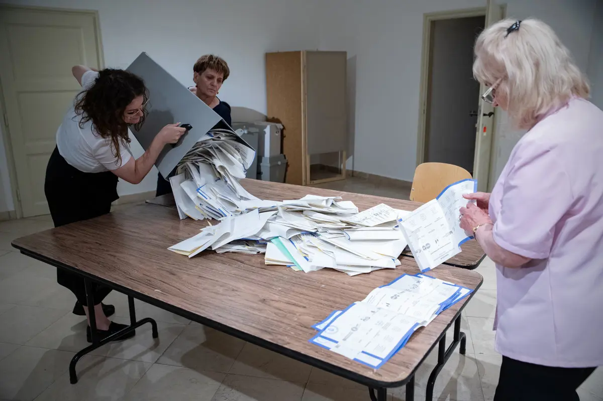 Elfogadták Dézsi Csaba András indítványát, 7 győri választókörben újraszámolják a szavazatokat