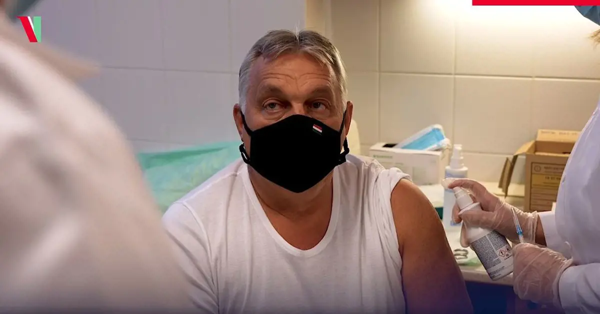 Estére színházjegye van Orbánnak, reggel még beugrott a harmadik oltásáért