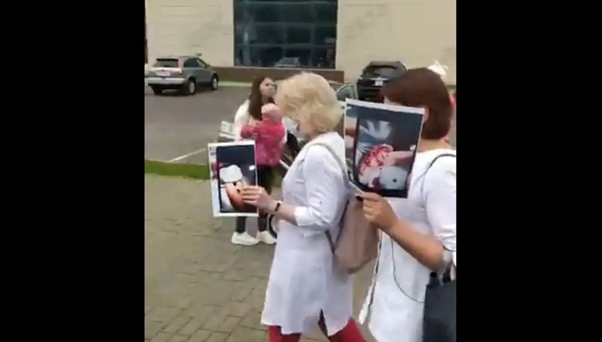 Belarusz orvosok vonultak fel, hogy megmutassák a tüntetők sérüléseit