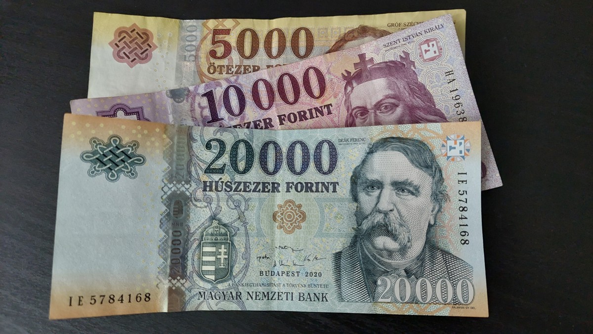 A KSH szerint a bruttó átlagbér átlépte a 605 ezer forintot, a kormány elégedett az infláció letörésével