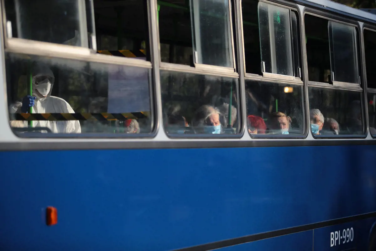 Busszal és mentővel szállították el a fertőzött Pesti úti idősotthon lakóit (fotók)