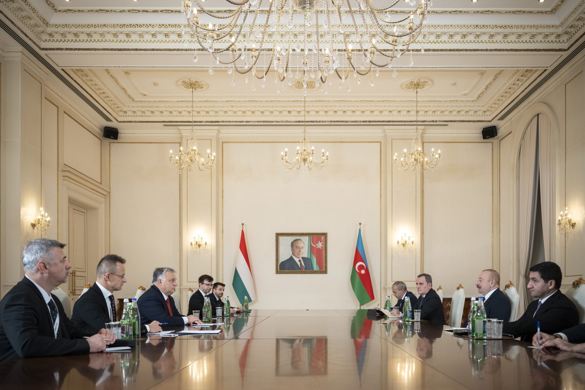 Szijjártó Azerbajdzsánnak hajbókolt: szerinte a barátságból mindkét fél sokat profitált