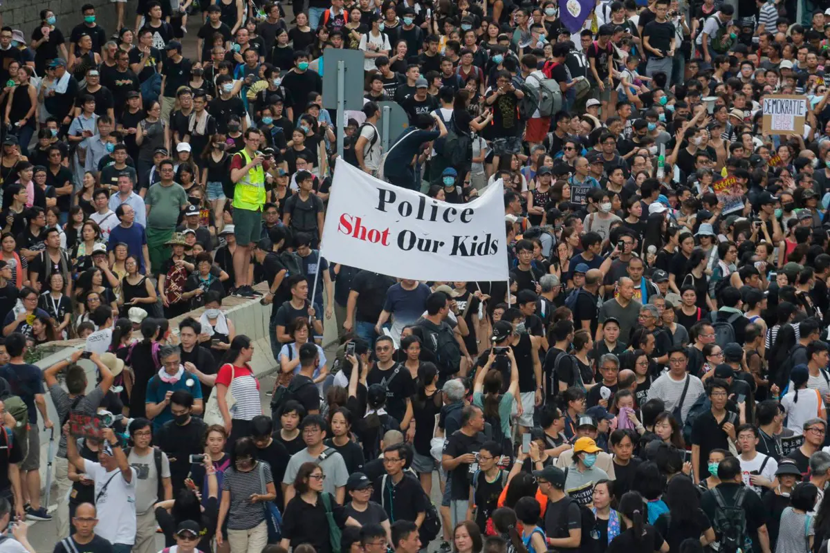 Ismét tízezrek vonultak utcára Hongkongban