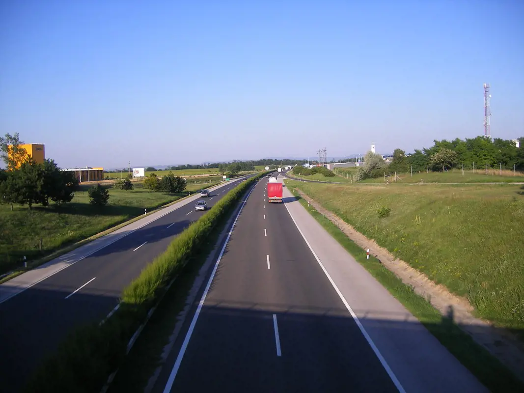 Még honlapja sincs a hivatalnak, amely 35 évre koncesszióba adná a magyar gyorsforgalmi úthálózatot