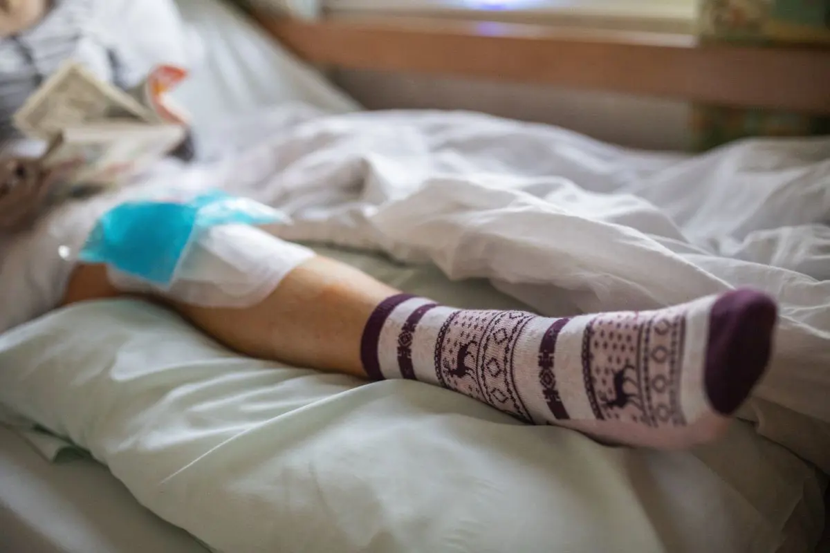 Újabb horrorsztori az egészségügyről: 500 kilométert utaztattak egy törött lábú fiút