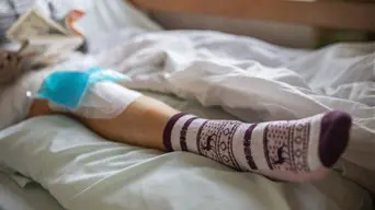 Újabb horrorsztori az egészségügyről: 500 kilométert utaztattak egy törött lábú fiút