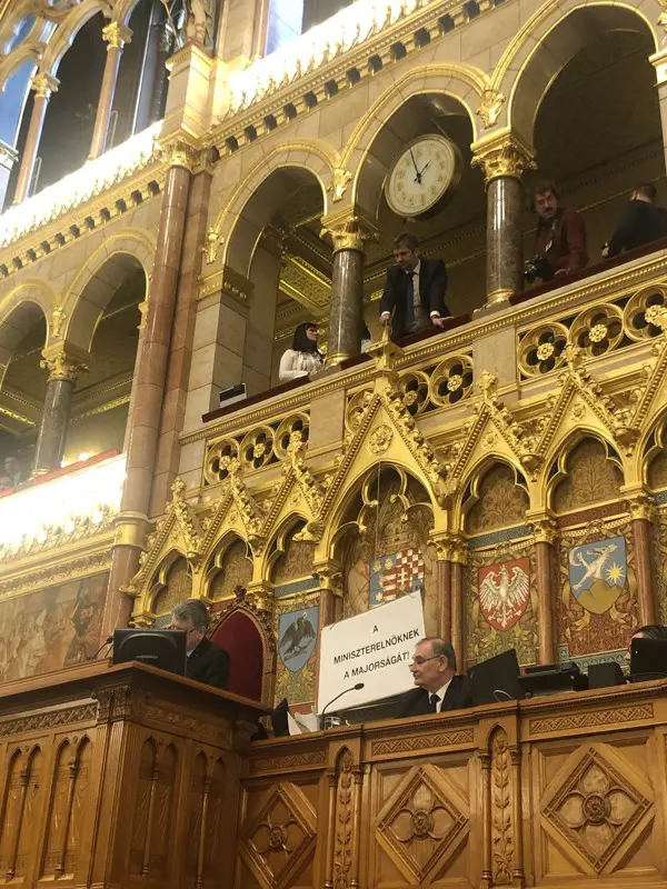 "A miniszterelnöknek a majorságát!" – táblával és kitiltással kezdődött a Parlament a dunaújvárosi időközi másnapján
