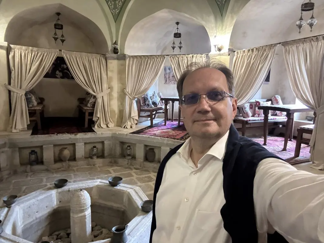 Hegyi-Karabah keresztény romjai közt járt a Fidesz-KDNP képviselője – az azeri megszállást „felszabadításként” ünnepelte