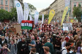 Országszerte tüntetnek délután a fideszes oktatáspolitikát szimbolizáló bosszútörvény ellen