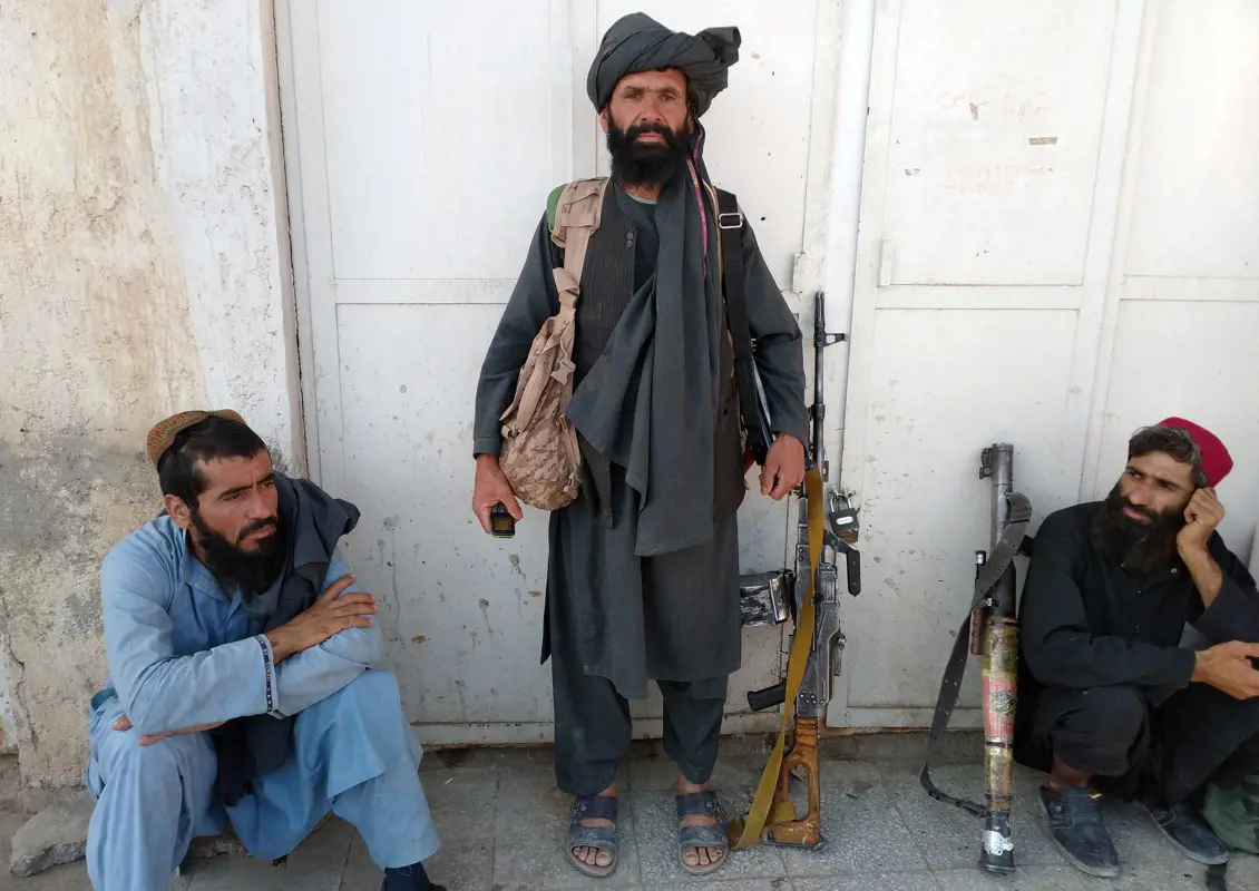 Tálib tisztségviselők betiltották a szakállak leborotválását Afganisztán déli részén
