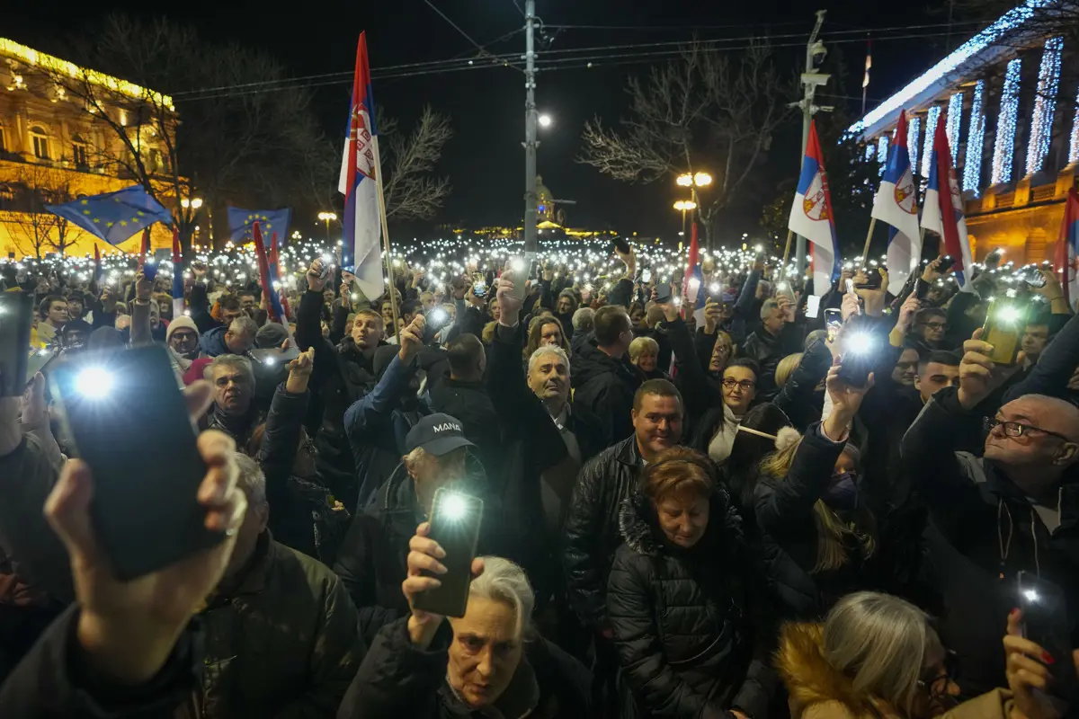 Fiatalok blokkolják a forgalmat Belgrádban, tiltakozásul a vélt választási csalások ellen