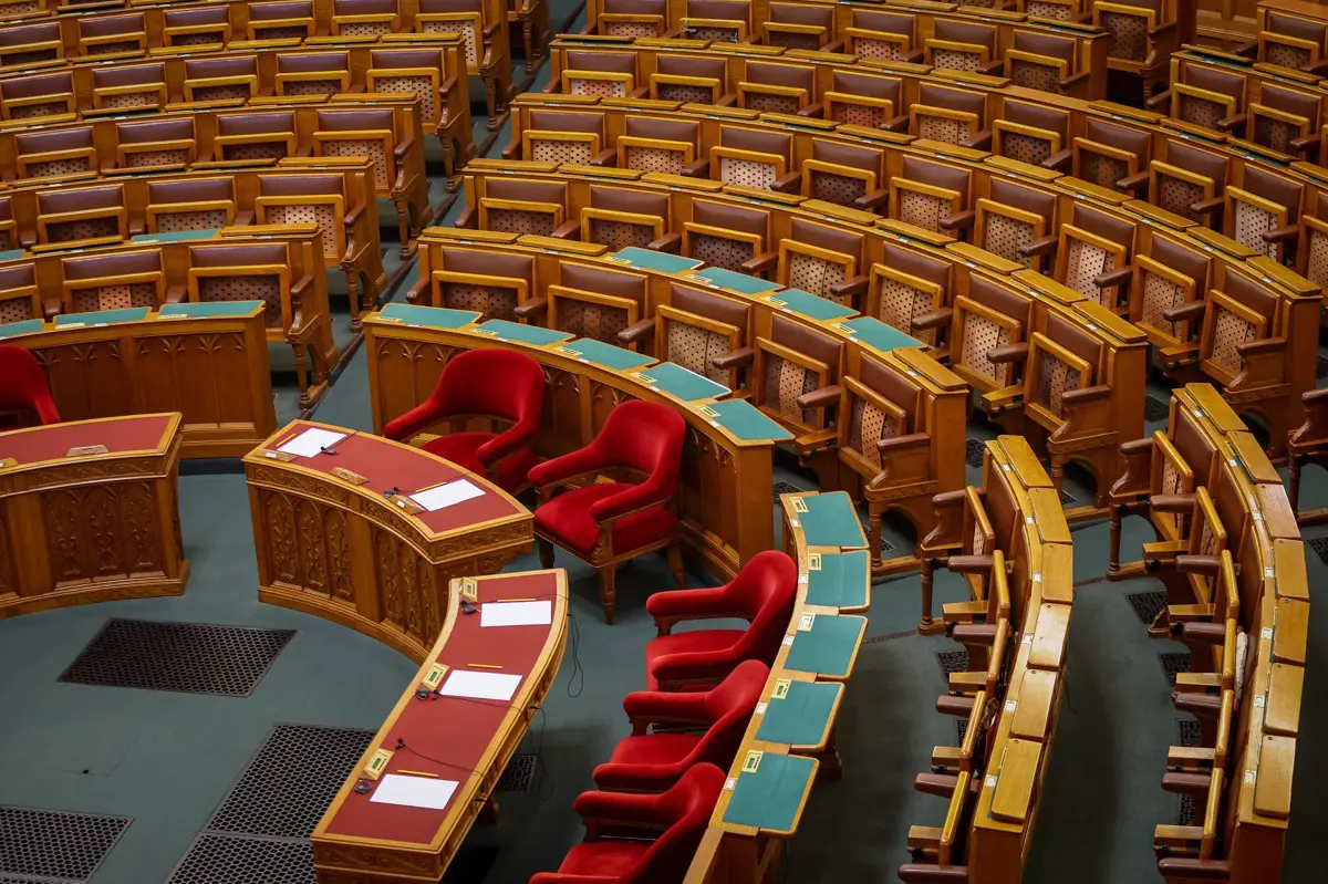 A nyugdíjasok 3,6, a képviselők 9 százalékos emelésben részesülnek