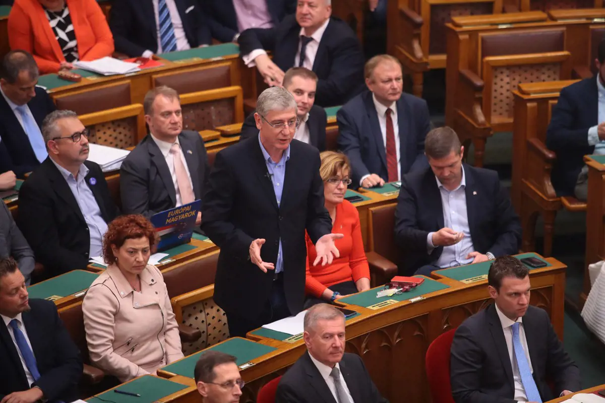 Bejött a Fidesz terve: gratuláltak a kormánypártiak Gyurcsány Ferencnek a parlamentben